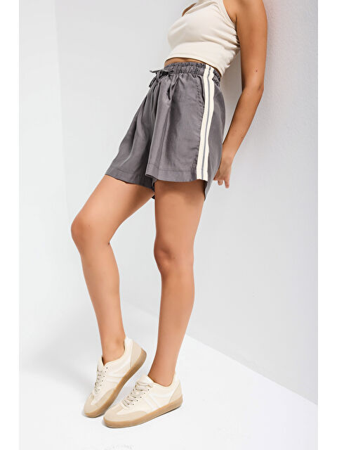 It's Basic Kadın Gri s6-106 Bol Kesim Şerit Detaylı Esnek Kumaş Şort - S000508567-20600