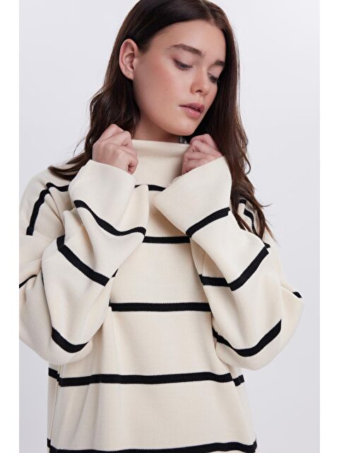 TUDORS Kadın Oversize Geniş Kesim Yarım Balıkçı Yaka Çizgili Beyaz Kazak - S000525924-20063