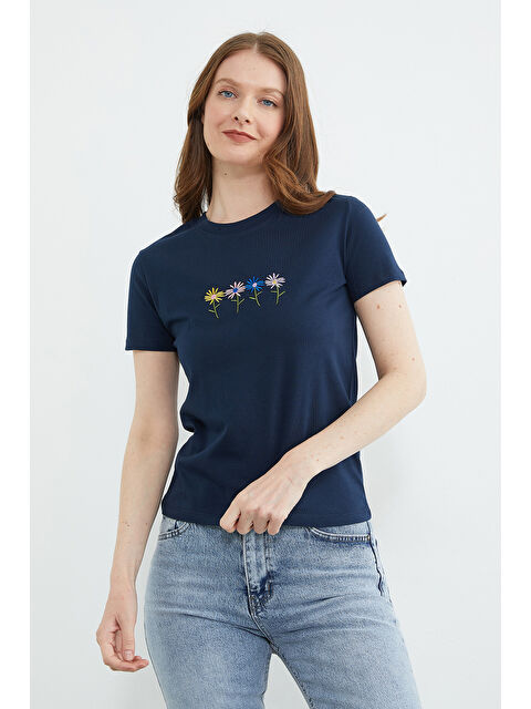 Fullamoda Çiçek Nakışlı Bisiklet Yaka Tişört - S000529318-21164