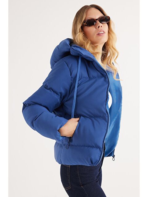 TUDORS Kadın Regular Fit Klasik Kesim Kapüşonlu Şişme İndigo Mont - S000525928-23093