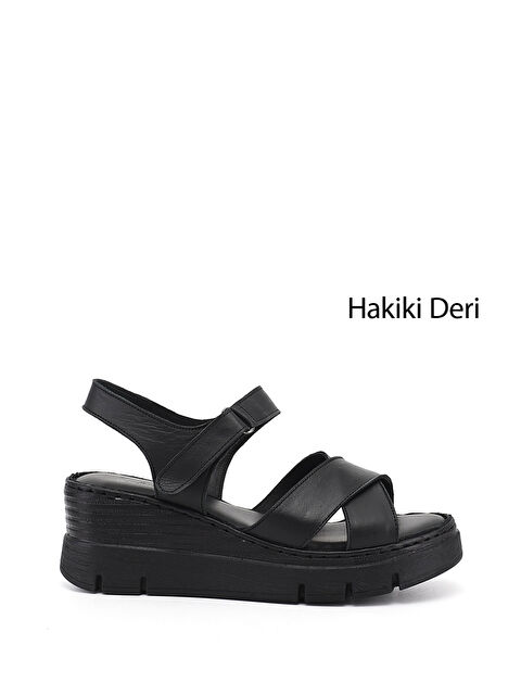 GÖNDERİ(R) Kadın SİYAH Çapraz Bantlı Dolgu Topuklu Hakiki Deri Sandalet