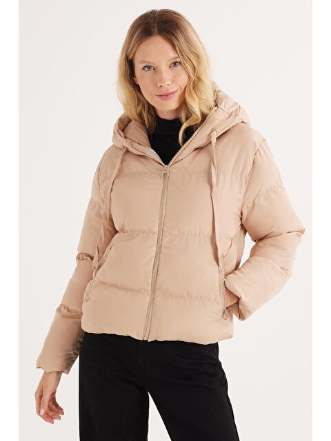 TUDORS Kadın Regular Fit Klasik Kesim Kapüşonlu Şişme Bej Mont - S000525933-19928