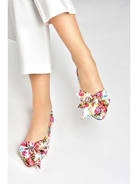 Fox Shoes Beyaz/Kırmızı Saten Kumaş Çiçek Baskı Kadın Babet H726809004 - S000031749-37232