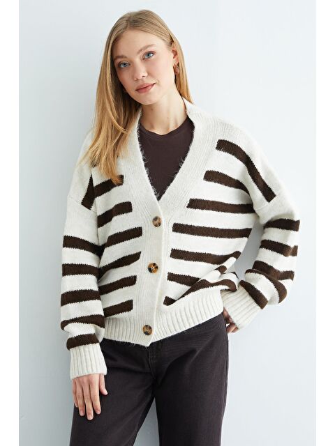 Fullamoda Şeritli Düğmeli V Yaka Oversize Triko Hırka - S000501522-19413