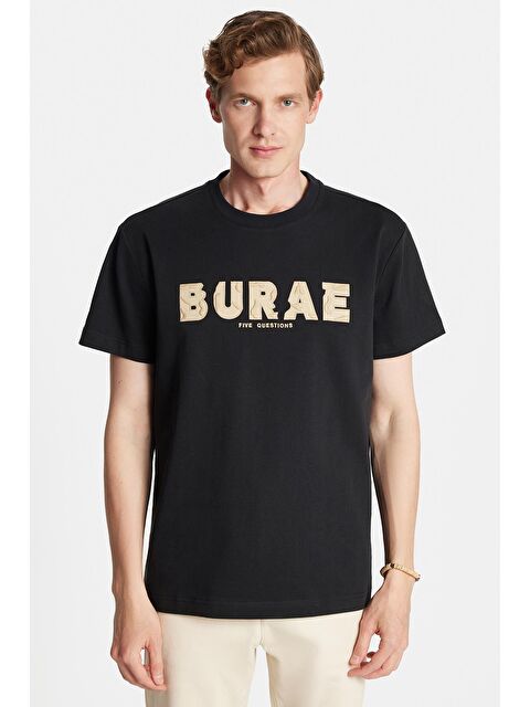 TUDORS Relax Fit Rahat Kesim %100 Pamuk Ön Nakış Detaylı Bisiklet Yaka Siyah Erkek Tişört - S000494332-19351