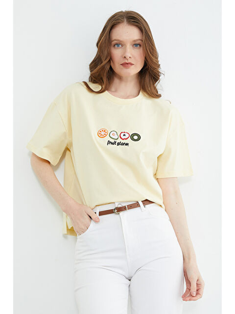 Fullamoda Meyve Nakışlı Yırtmaçlı Oversize Tişört - S000532024-20072