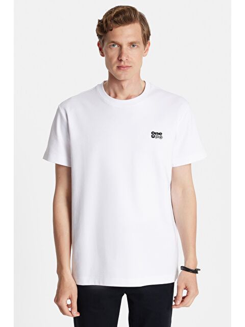 TUDORS Relax Fit Rahat Kesim Pamuklu Ön Ve Arka Baskı Ve Nakış Detaylı Bisiklet Yaka Beyaz Erkek Tişört - S000494334-20063