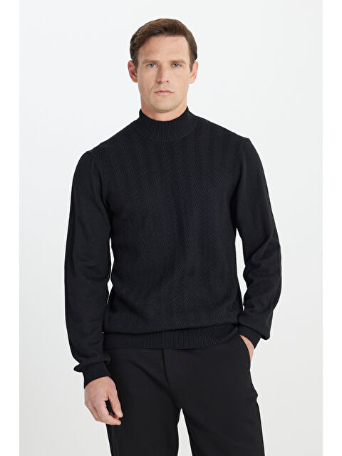 Altınyıldız Classics Erkek Siyah Standart Fit Normal Kesim Yarım Balıkçı Yaka Jakarlı Yün Triko Kazak