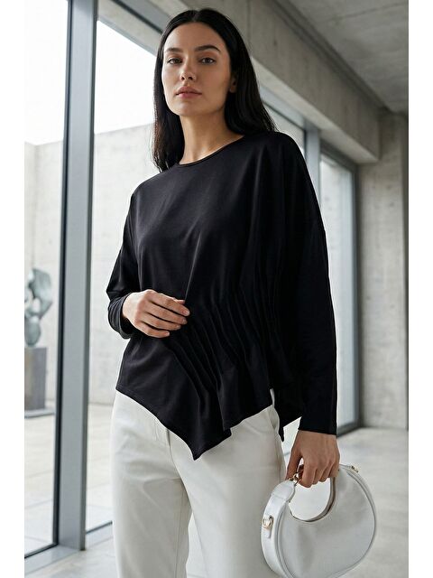 Gülseli Kadın Pileli Asimetrik Kesim Bluz