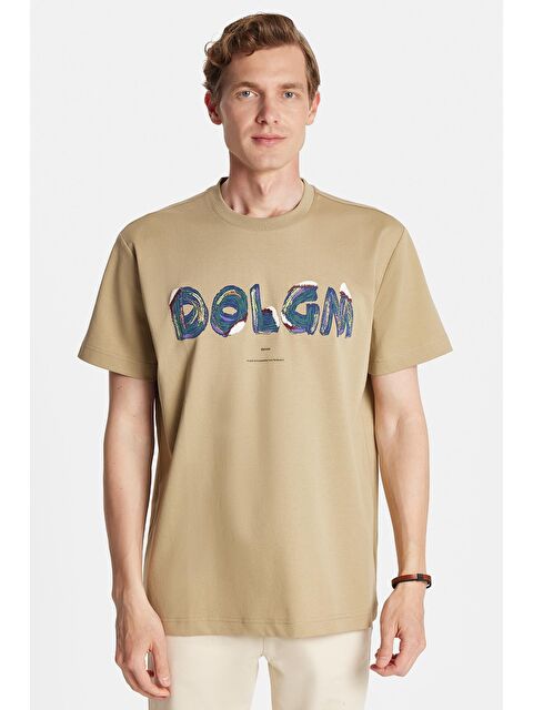 TUDORS Relax Fit Rahat Kesim Pamuklu Ön Baskı Ve Nakış Detaylı Bisiklet Yaka Bej Erkek Tişört - S000494341-19928