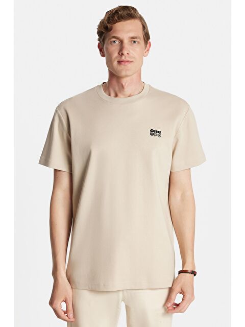 TUDORS Relax Fit Rahat Kesim Pamuklu Ön Ve Arka Baskı Ve Nakış Detaylı Bisiklet Yaka Bej Erkek Tişört - S000494342-19928