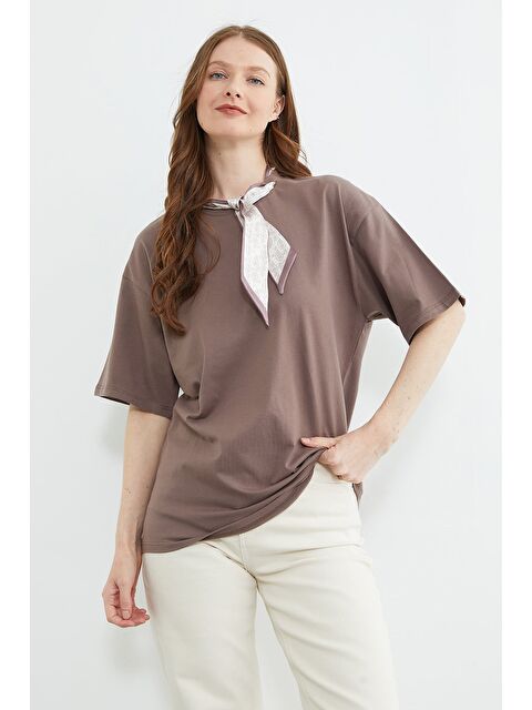 Fullamoda Fular Detaylı Bisiklet Yaka Tişört