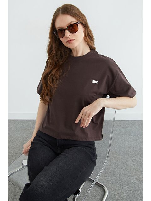 Fullamoda Metal Aksesuarlı Bisiklet Yaka Yırtmaçlı Tişört