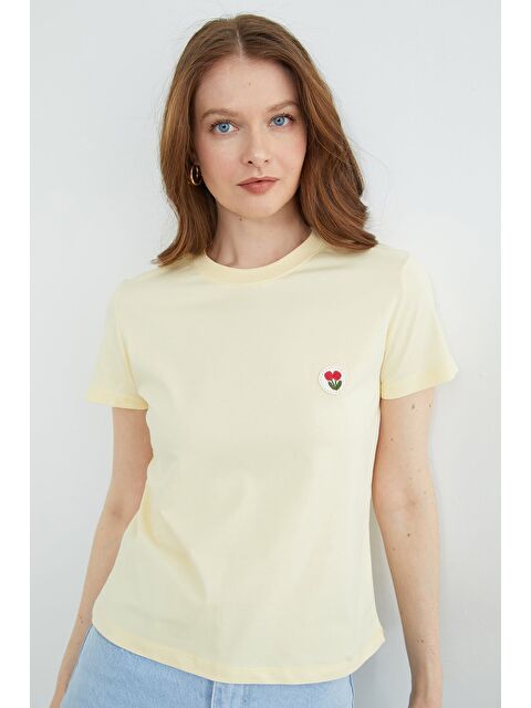 Fullamoda Çiçek Nakışlı Bisiklet Yaka Tişört