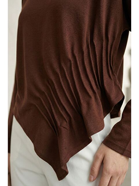 Gülseli Kadın Pileli Asimetrik Kesim Bluz