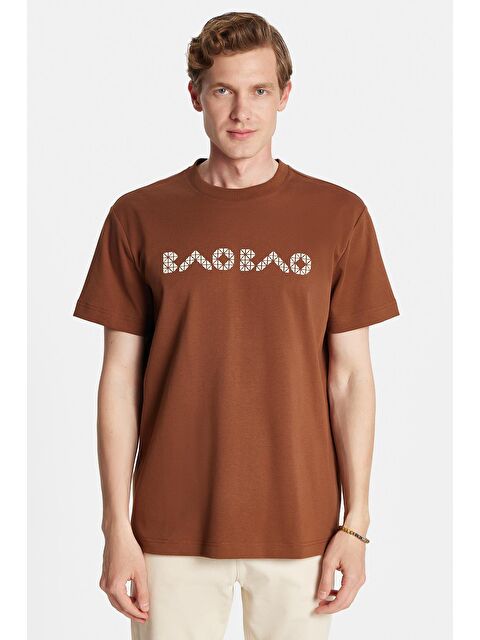 TUDORS Relax Fit Rahat Kesim Pamuklu Ön Ve Arka Baskı Detaylı Bisiklet Yaka Kahverengi Erkek Tişört - S000494346-19413