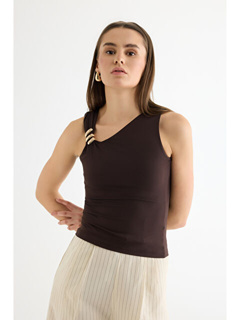 QUZU Asimetrik Yaka Metal Aksesuarlı Bluz Kahverengi - S000498925-19413