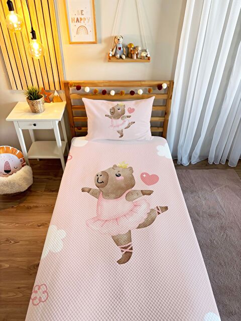 Evmila Desenli Çocuk Pike Takımı | 160x220 cm Pike + 50x70 cm Yastık Kılıfı - S000412754-23173