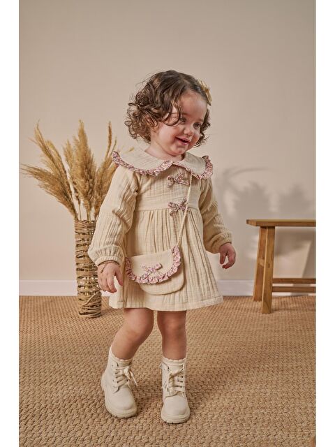 Magu Kız Bebek Pamuklu Bej Çiçek Biyeli Müslin Elbise - Çantalı Fiyonk Detaylı - S000493729-19928