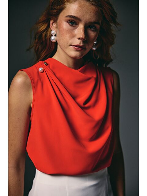 SATEEN İnci Broşlu Degaje Bluz - Kırmızı - S000497772-20045