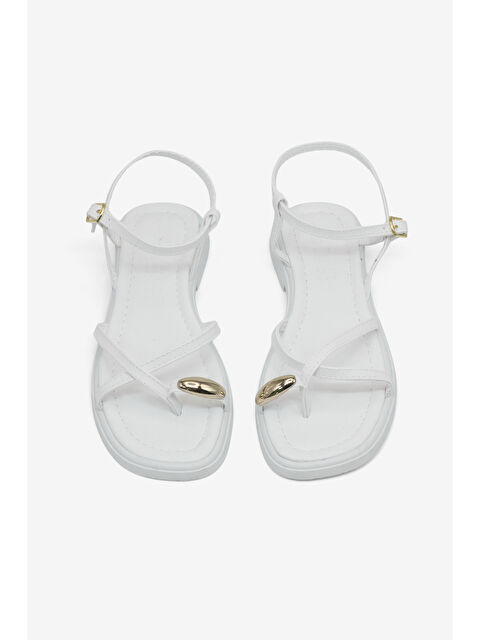 TONNY BLACK Kadın Beyaz Rahat Kalıp Yüzük Detaylı Çapraz Sandalet