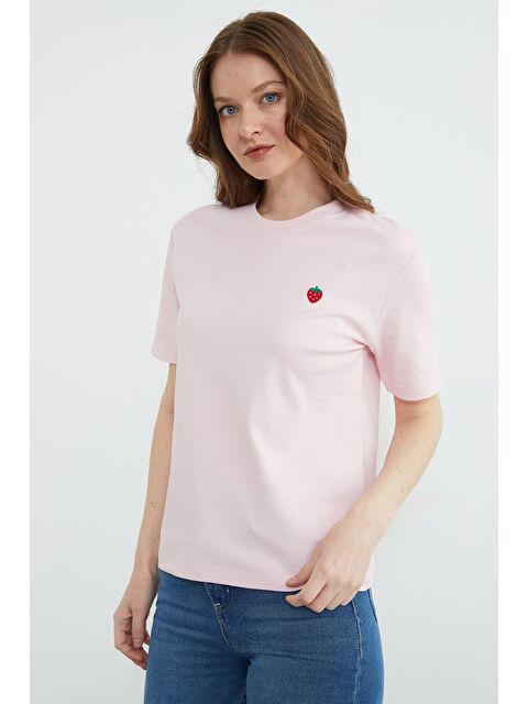 Fullamoda Çilek Nakışlı Bisiklet Yaka Tişört - S000532030-20024