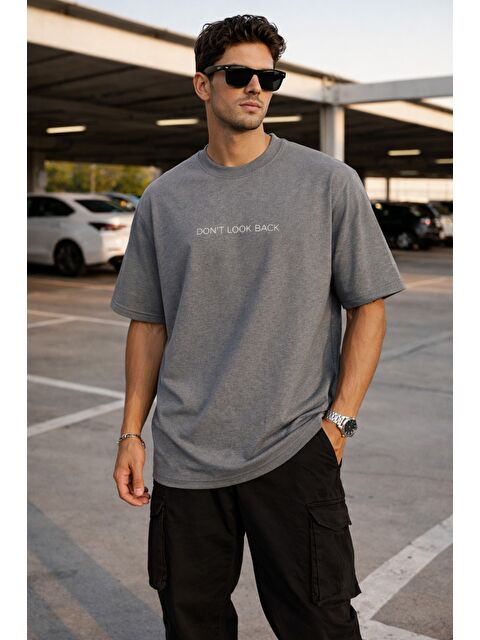 Tarz Cool Erkek Oversize Tişört – Minimal “Don’t Look Back” Detaylı Basic