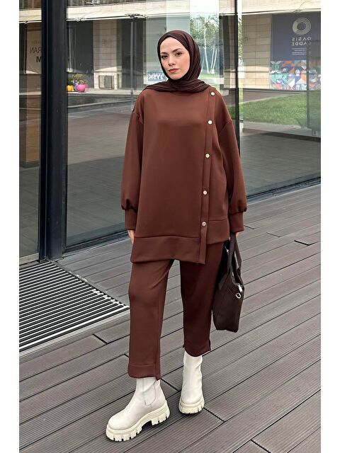 Lamelif Yan Çıtçıt Detaylı Scuba Tesettür Takım Kahverengi - S000515446-19413
