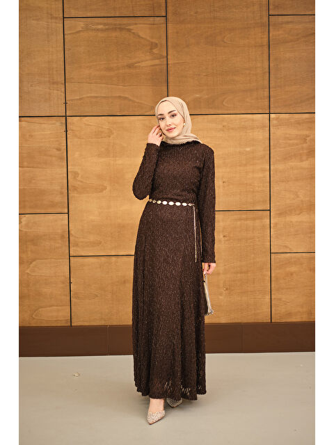 Locco Moda Kadın Sim Detay Kendinden Desenli Gold Kemerli Elbise Kahverengi