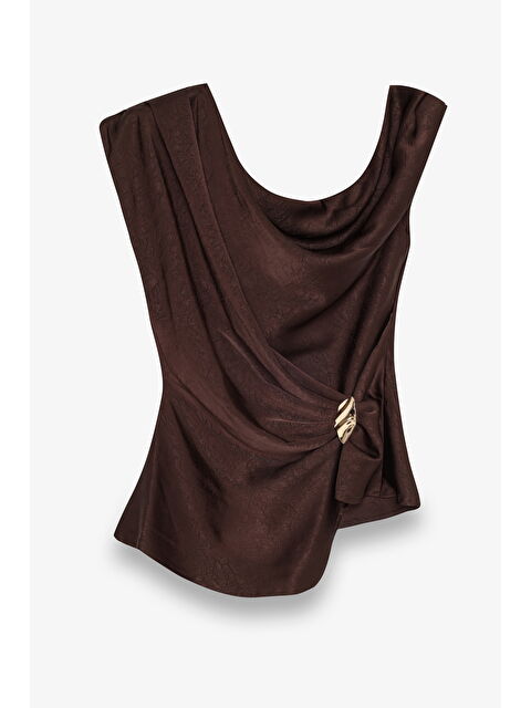 QUZU Asimetrik Drapeli Aksesuarlı Saten Bluz Kahverengi - S000498047-19413