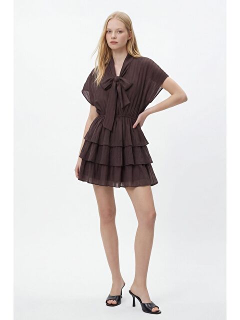 QUZU Fular Yaka Fırfırlı Mini Elbise Kahverengi