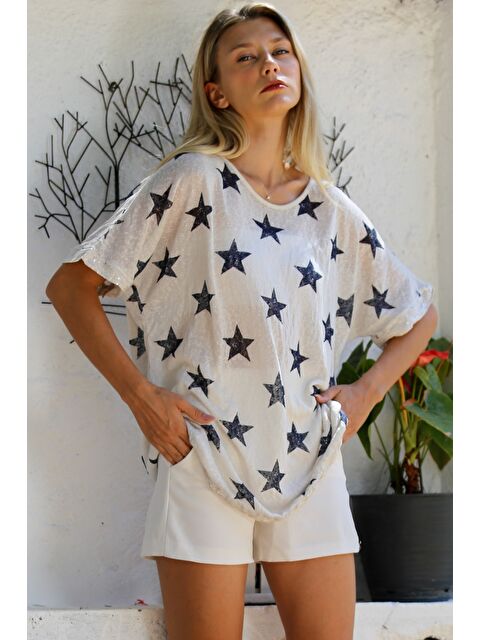 Chiccy İtalyan Krem Kayık Yaka Kısa Kol Yıldız Baskılı Kol Ve Etek Ucu Pul Payetli Dokuma Casual Bluz - S000332737-19966