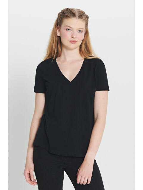 AC&Co / Altınyıldız Classics Siyah %100 Pamuk Standart Fit Normal Kesim V Yaka Basic Tişört - S000394804-19351
