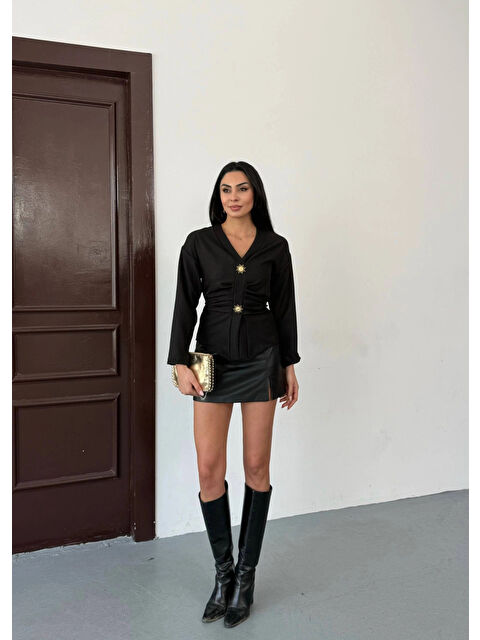 Hazelin Kadın Siyah Kruvaze Yaka Gold Düğmeli Büzgülü Uzun Kollu Keten Bluz HZL26W-FRY123701 - S000498962-19351