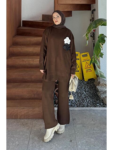 Lamelif Çiçek Aksesuarlı Triko Takım Acı Kahverengi - S000515458-28102