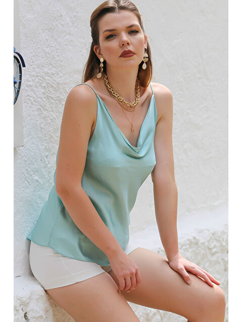 Chiccy İtalyan Pastel Yeşili Degaje Yaka Askılı Dokuma Casual İpek Bluz - S000332739-17358