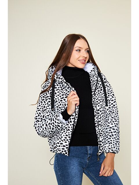 Comstar Kadın Kışlık Basic Kapüşonlu Desenli Beyaz Şişme Mont