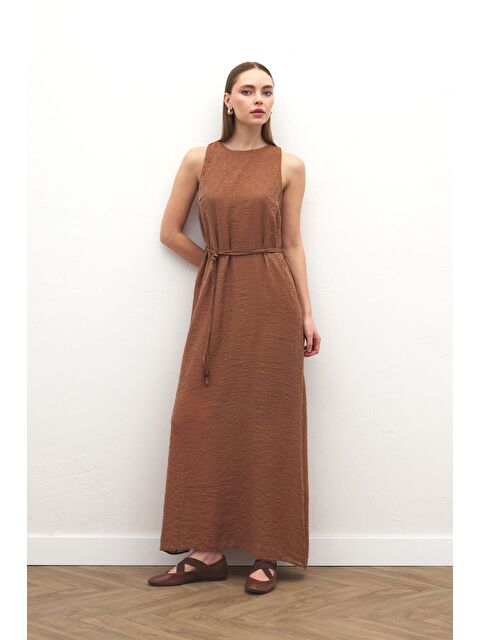 SATEEN Kemer Detaylı Uzun Elbise - Kahve