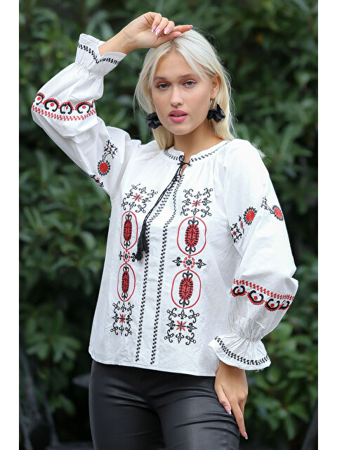 Chiccy Beyaz Bisiklet Yaka Uzun Kol Bağlamalı Püsküllü Nakışlı Standart Casual Pamuk Dokuma Bluz - S000358935-20063