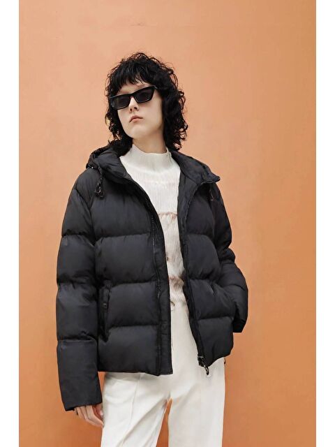 Saade Siyah Kadın Relax Fit Kapüşonlu Fermuarlı Kısa Şişme Mont - Puffer Jacket - S000506934-19351
