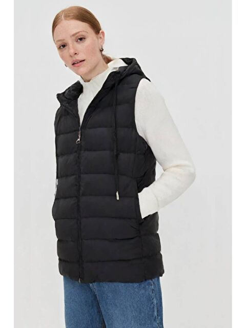 Saade Siyah Kadın Regular Fit Dik Yaka Kapüşonlu Fermuarlı Cepli Şişme Yelek - Su Geçirmez