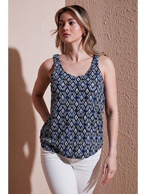 Fashion Friends Standart Fit V Yaka Büzgülü Kalın Askılı Desenli Kadın Bluz 25Y0289K1 - S000380569-17234