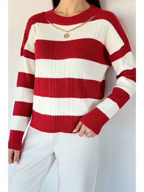 Gülseli Kadın Kolyeli Triko Kazak