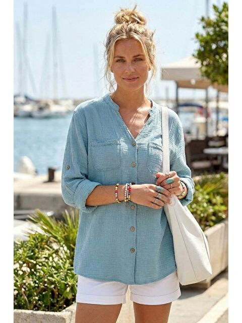 Chiccy Mavi Hakim Yaka Düğmeli 3/4 Kol Çift Cepli Arkası Fistolu Casual Müslin Salaş Dokuma Gömlek 74 65