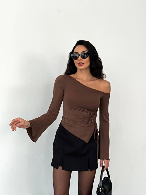 Hazelin Kadın Kahve Asimetrik Kesim İspanyol Kol Beli Büzgülü Sandy Bluz HZL25W-FRY123591 - S000498975-19413