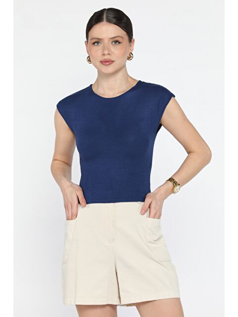 Gülseli Bisiklet Yaka Sıfır Kol Kadın Tişört - S000373139-21164