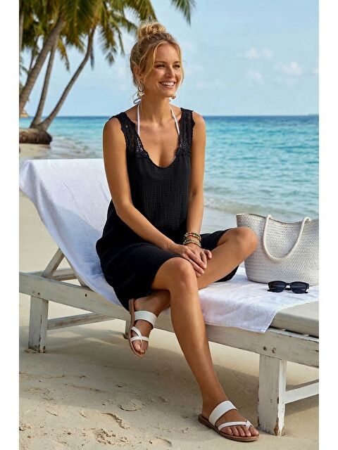 Chiccy Siyah Havuz Yaka Kolsuz Dantelli Omuz Casual Müslin Dokuma Elbise 95 63