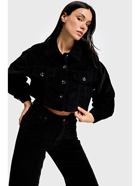 It's Basic Kadın Siyah Renk 26w5-1 Crop Fit Düğmeli Kalın Fitilli Velvet Kadife Kumaş Ceket - S000485861-19351