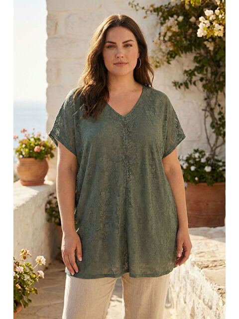 Stil Diva Büyük Beden V Yaka Kısa Kollu Çiçek Desenli Transparan Astarsız T-shirt 304214 - S000486900-18194