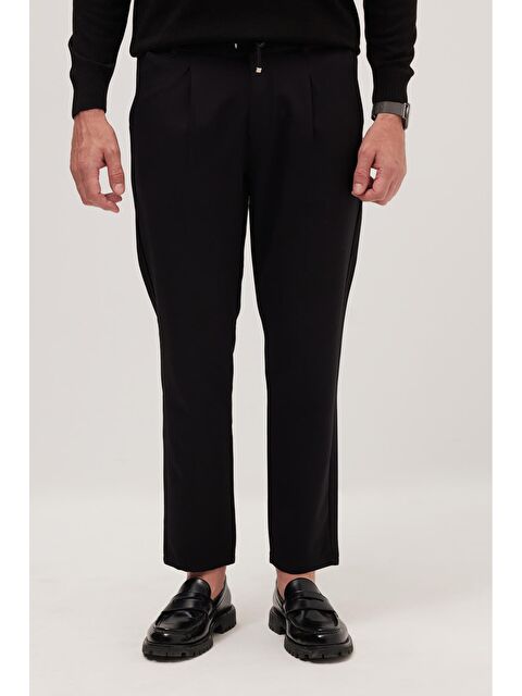 TUDORS Erkek Slim Fit Dar Kesim Lastikli Bel Bağcık Detaylı Pileli Siyah Pantolon - S000526134-19351